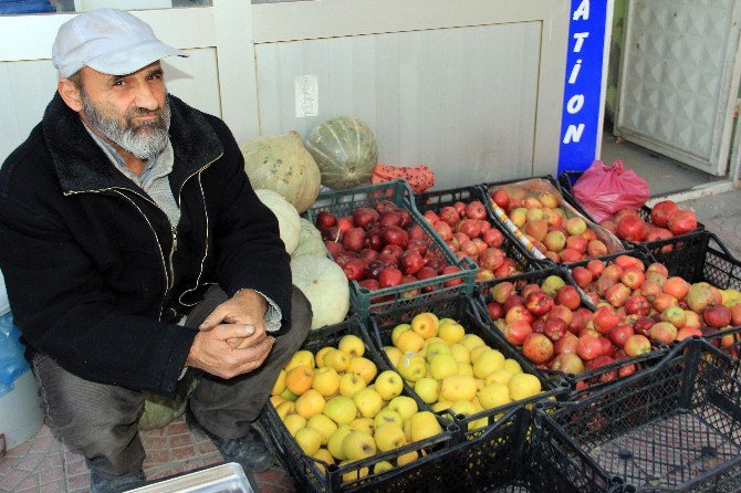 Zabıtalara Kızdı, Sebzelerini Yola Saçtı