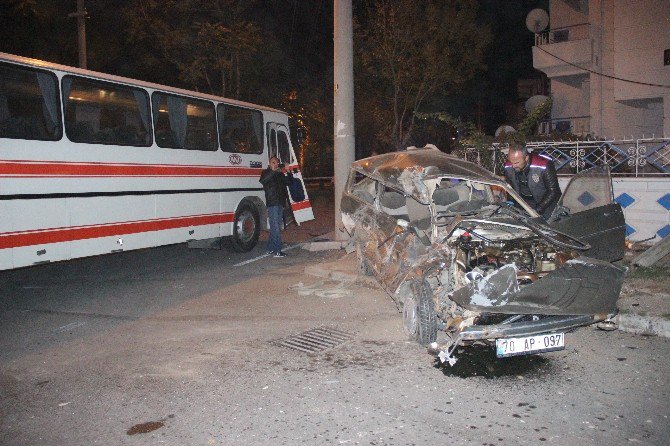 Servis Otobüsü İle Otomobil Çarpıştı: 1 Ölü, 1 Yaralı