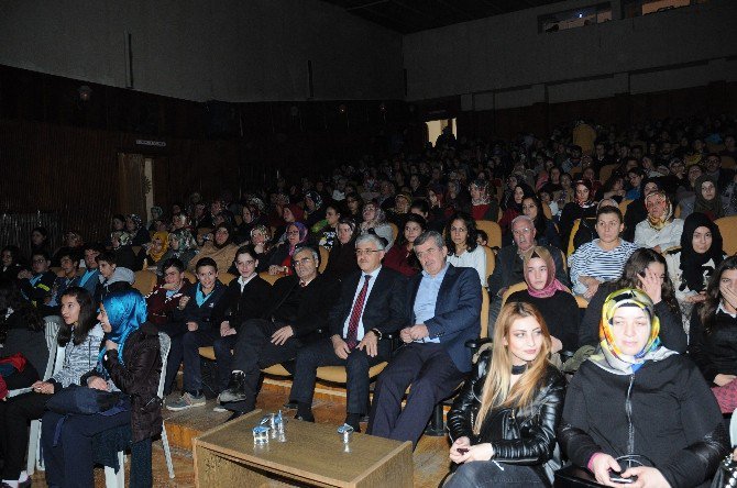 Çorum’da ’Karanfil Kokusu’ Sahnelendi