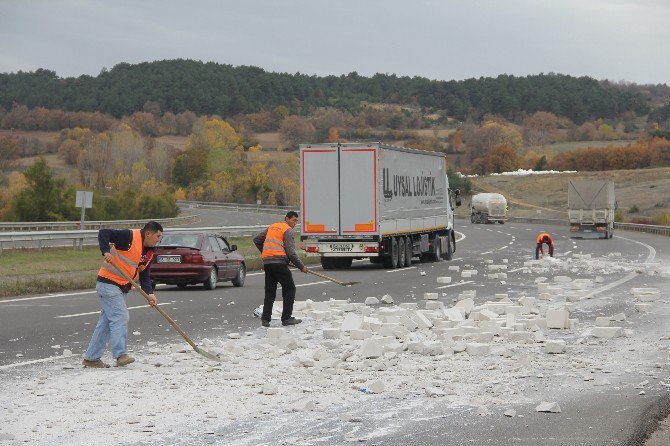 Park Halindeki Kamyona Çarpan Tır Sürücüsü Kaçtı