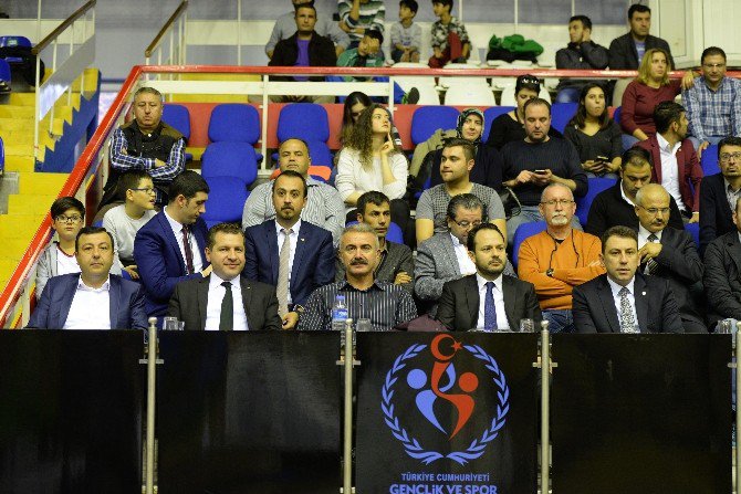 Basket Maçını Görmeden İzlediler