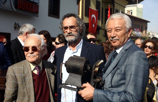 Menderes Samancılar Ödüllerini Bağışladı