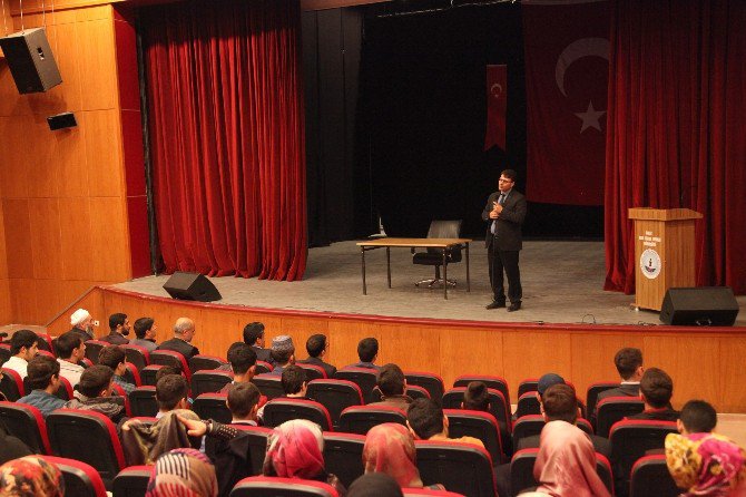 Ahlat’ta "İmam Hatiplerin Misyonu Ve İlahiyatların Geleceği" Konferansı