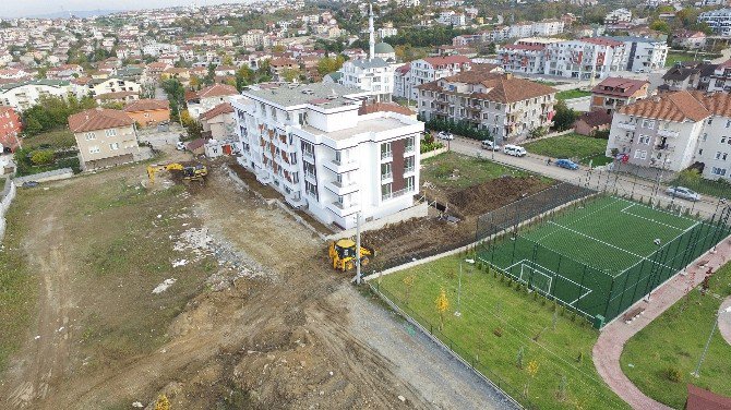 Başiskele’de Asfaltlama Ve Parke Çalışmaları Sürüyor