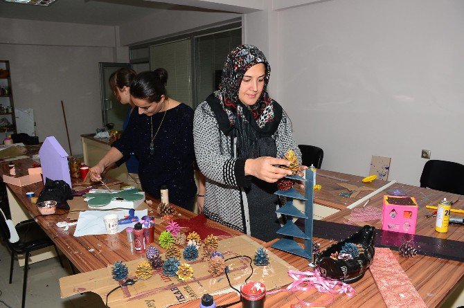 Bitlis’teki Kadınlar Atıklardan Süs Eşyası Üretiyor