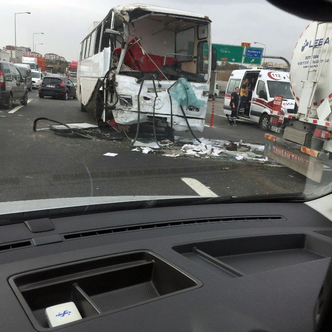 Servis Otobüsü Tankere Çarptı: 5 Yaralı