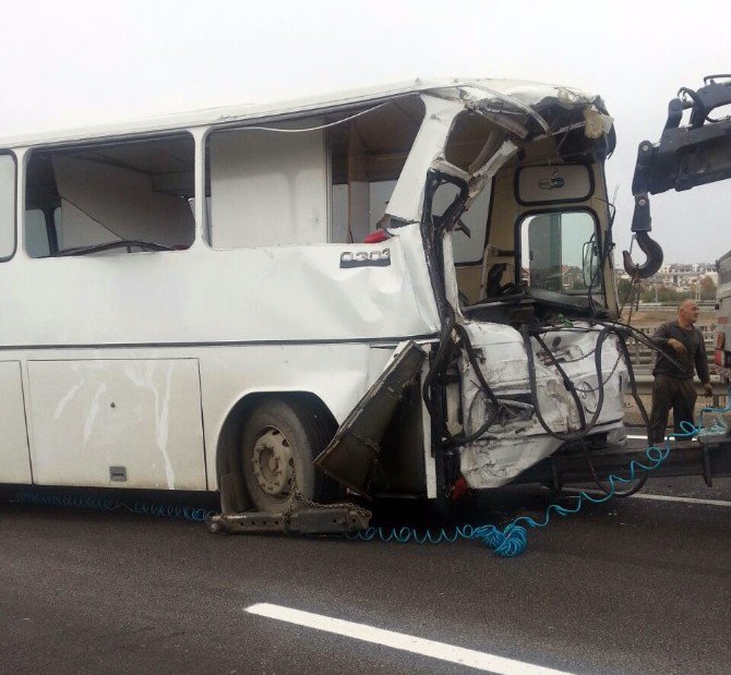 Servis Otobüsü Tankere Çarptı: 5 Yaralı