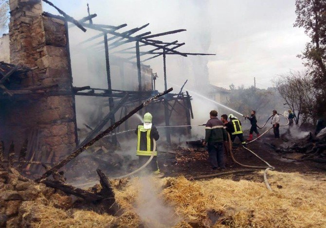 Denizli’de Yangın: 6 Koyun Telef Oldu, 1 Ton Saman Yandı