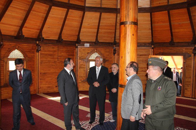 Akdağmadeni Ahşap Cami’de İlk Namazı Diyanet İşleri Başkanı Görmez Kıldı