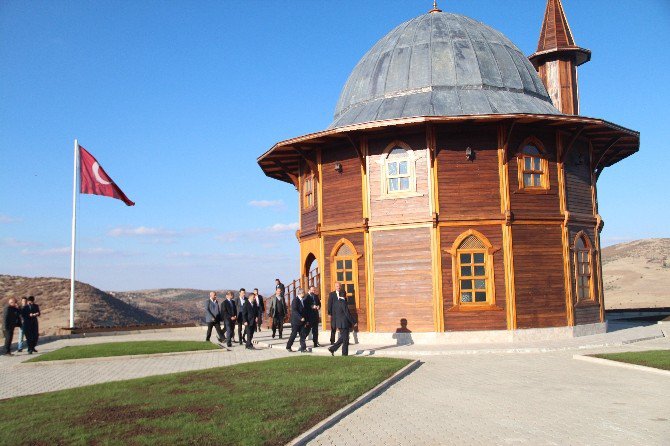 Akdağmadeni Ahşap Cami’de İlk Namazı Diyanet İşleri Başkanı Görmez Kıldı