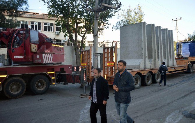 Saldırı Sonrası Emniyet Müdürlüğü Ek Binası Çevresi Beton Bloklarla Kapatıldı