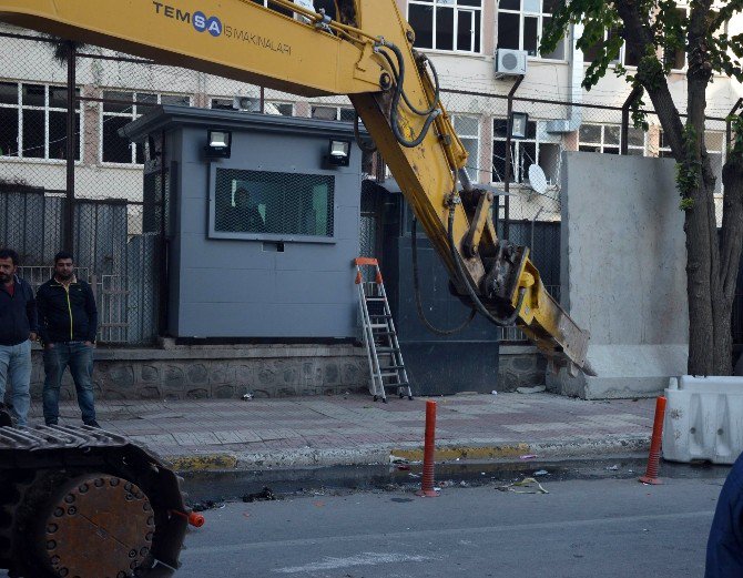 Saldırı Sonrası Emniyet Müdürlüğü Ek Binası Çevresi Beton Bloklarla Kapatıldı