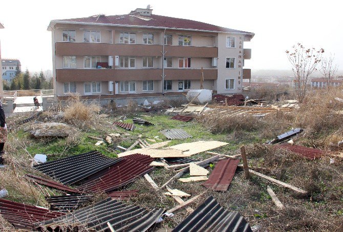 Edirne’de Şiddetli Lodos Apartman Çatılarını Söktü