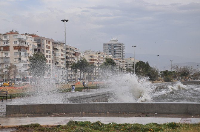 İzmir’de Lodos Hayatı Felç Etti