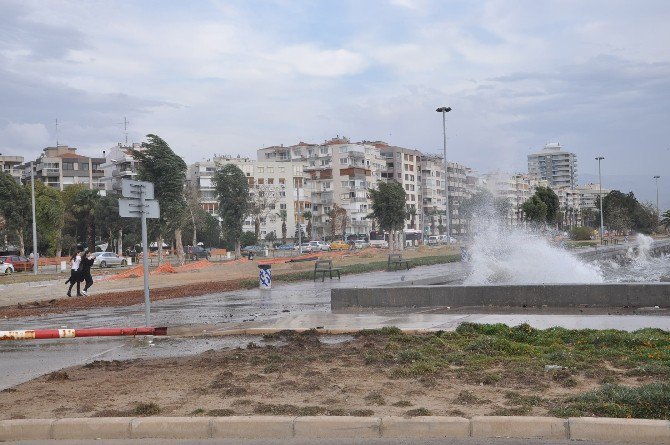 İzmir’de Lodos Hayatı Felç Etti