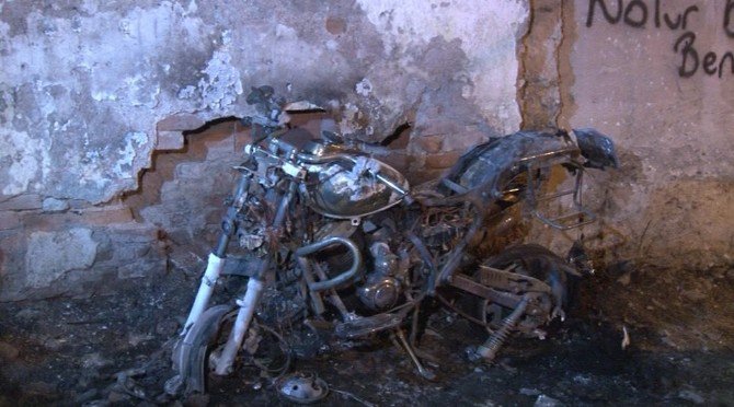 İzmir’de Aynı Mahallede 2 Motosiklet Ve 1 Otomobil Ateşe Verildi