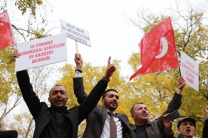 Şehit Ve Gazi Yakınlarından Almanya’ya Siyah Çelenkli Protesto