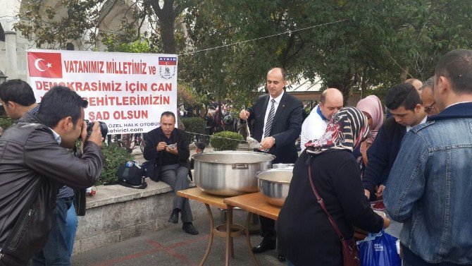 Efeler’de Şehiriçi Kooperatifi Deöokrasi Şehitleri İçin Aşure Dağıttı