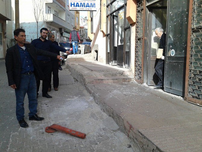 Tekirdağ’da Binadan Dökülen Beton Parçaları Tehlike Saçıyor