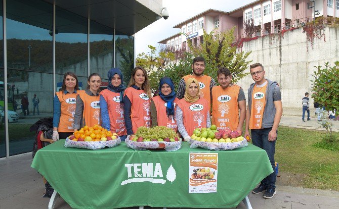 Üniversitesi Öğrencilerine Meyve İkram Ettiler