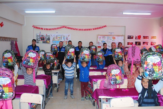 Ağrı’da Öğrencilere Kırtasiye Seti Dağıtıldı