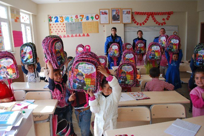 Ağrı’da Öğrencilere Kırtasiye Seti Dağıtıldı