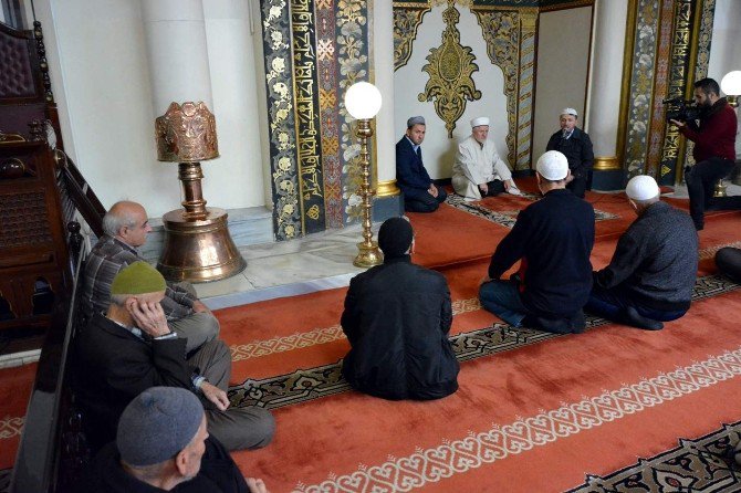 Atatürk İçin Ulucami’de Mevlid Okutup Aşure Dağıttılar