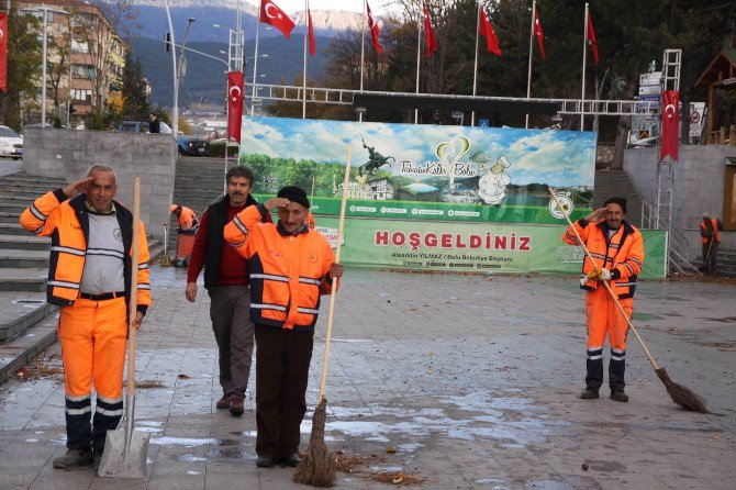 Temizlik İşçilerinden Saygı Duruşu