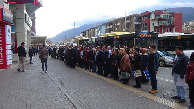 Caddenin Ortasında Durup Atatürk’ü Böyle Andılar