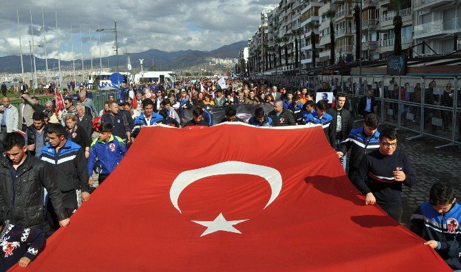 İzmir’de ’Ata’ya Saygı Yürüyüşü’ Yapıldı