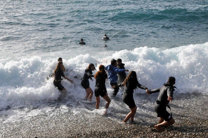 Atatürk Deniz Üzerine Açılan Dev Bayrakla Anıldı