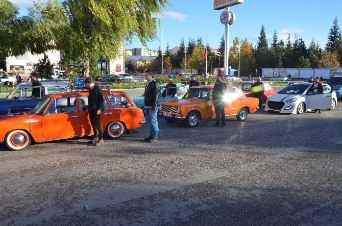 Klasik Otomobil Sürcülerinden Ata’ya Saygı Duruşu