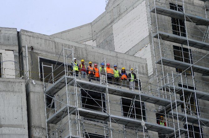 80 Metrelik Vinç Üzerinde Saygı Duruşu