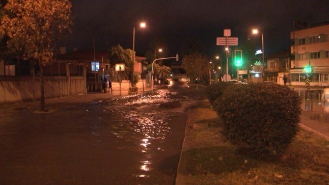 İzmir’de Sağanak Yağmur Sonrası Araçlar Yollarda Mahsur Kaldı