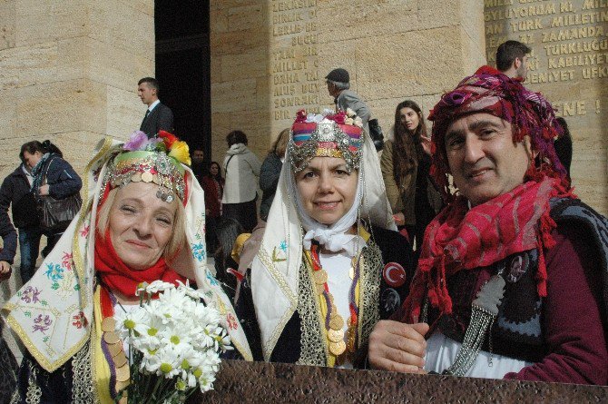 Ata’nın Mozolesine Çiçekler Zübeyde Anne’den Geldi