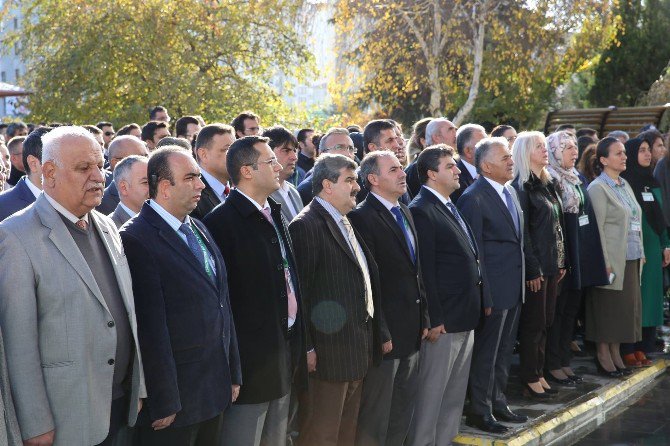 Melikgazi Belediyesi Çalışanları Ata’ya Saygı Duruşunda Bulundu