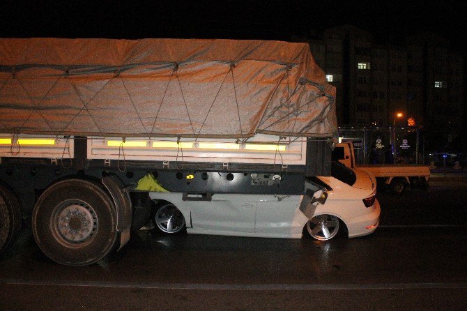 Tır’a Arkadan Çarpan Otomobilden Sağ Çıktı