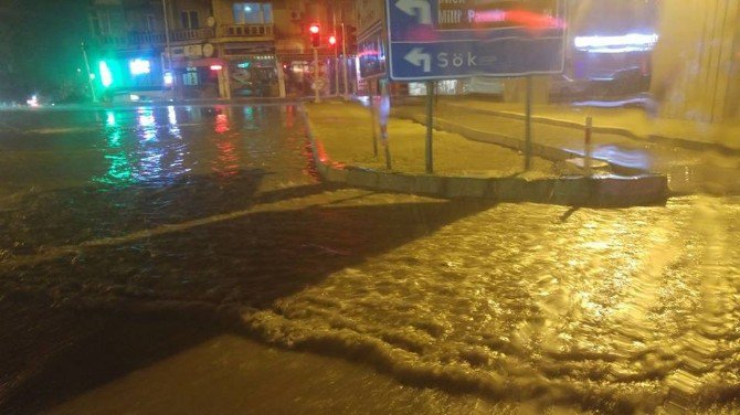 Kuşadası’nda Yarım Saat Süren Yağmur Yolları Göle Çevirdi