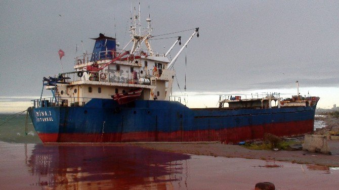 Maltepe’de Gemi Karaya Oturdu
