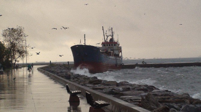 Maltepe’de Gemi Karaya Oturdu