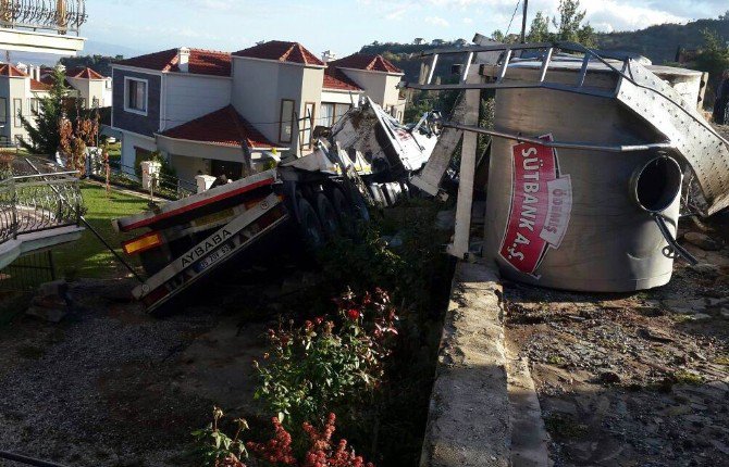 Süt Tankeri Villanın Bahçesine Uçtu: 1 Yaralı