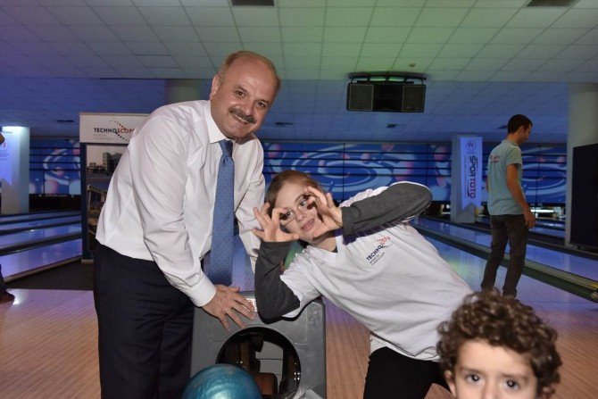 Vali Çakacak’ın Down Sendromlu Çocuklarla Bowling Keyfi