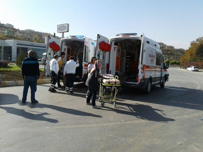 Bebeği Ambulans Uçağa Götüren 112 Ekibi Kaza Yaptı: 6 Yaralı