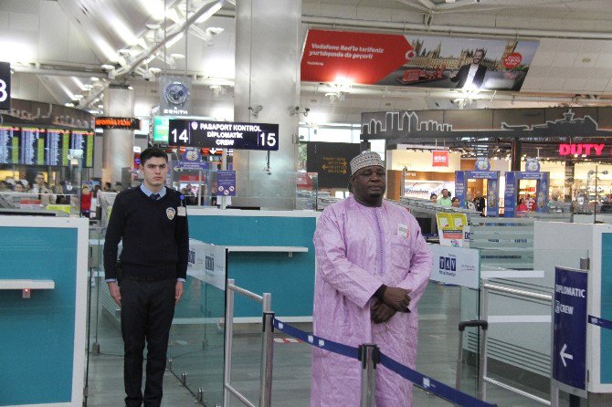 Atatürk Havalimanı’nda Ata’ya Saygı Duruşu