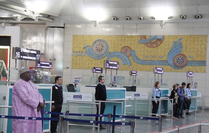 Atatürk Havalimanı’nda Ata’ya Saygı Duruşu