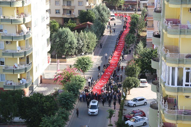 Mersinliler Bin 730 Metrelik Ata’ya Saygı Zinciri Oluşturdu