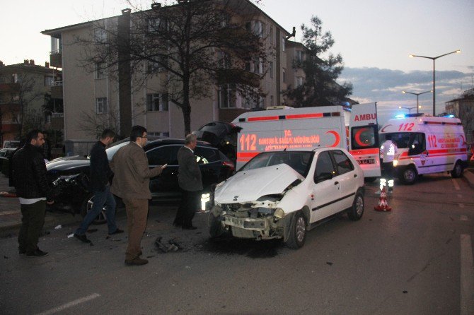 Samsun’da 2 Otomobil Çarpıştı: 5 Yaralı