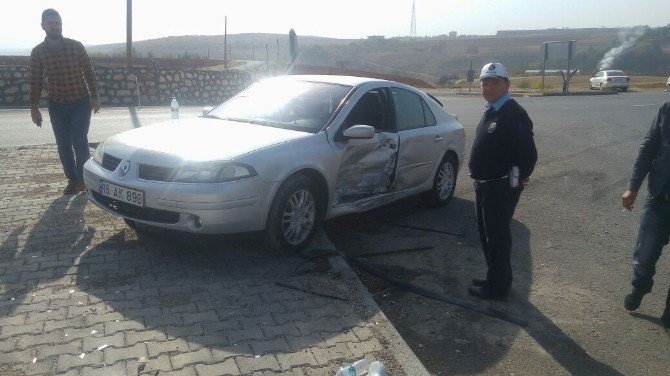 Adıyaman’da 2 Otomobil Çarpıştı