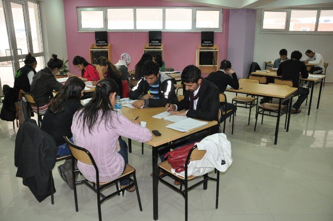 Kütüphanedeki Kitaplar Okuyucularını Bekliyor