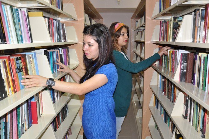 Kütüphanedeki Kitaplar Okuyucularını Bekliyor